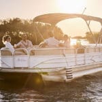 Las barcazas sirven como medio de transporte entre tierra firme y la isla, además de ser la embarcación perfecta para realizar cruceros fluviales al atardecer. 