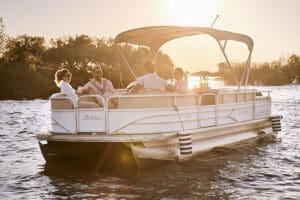 Las barcazas sirven como medio de transporte entre tierra firme y la isla, además de ser la embarcación perfecta para realizar cruceros fluviales al atardecer. 