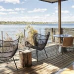 Relájese en la terraza de su suite y contemple la corriente del río. 