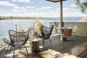 Relájese en la terraza de su suite y contemple la corriente del río. 