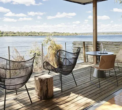 Relájese en la terraza de su suite y contemple la corriente del río. 