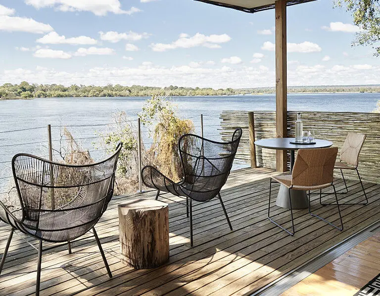Relájese en la terraza de su suite y contemple la corriente del río. 