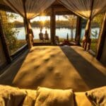 Las tiendas de safari con baño están espectacularmente situadas a orillas del río Luangwa, con vistas a un estanque de hipopótamos.