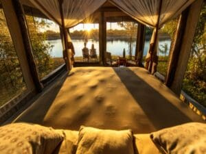 Las tiendas de safari con baño están espectacularmente situadas a orillas del río Luangwa, con vistas a un estanque de hipopótamos.