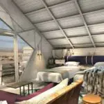 Las habitaciones del Shipwreck Lodge tienen grandes ventanales, diseñados para ofrecer impresionantes vistas del océano Atlántico.