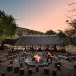 Se puede cenar en el boma del lodge.