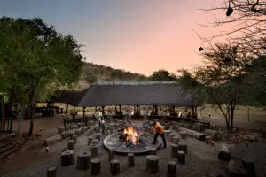 Se puede cenar en el boma del lodge.