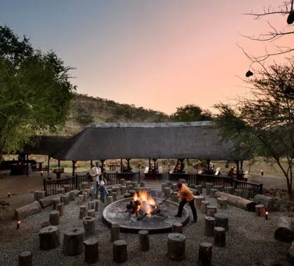 Se puede cenar en el boma del lodge.