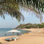 Playa de Kaya Mawa y tumbonas.