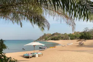 Playa de Kaya Mawa y tumbonas.
