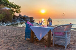 Cena al atardecer en la playa.