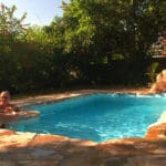 La piscina se diseñó para integrarse en el entorno natural del jardín autóctono de Karibu.