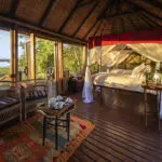 Las camas con dosel están cubiertas con mosquiteras y complementadas con almohadas de plumas ultracómodas y magníficas vistas.