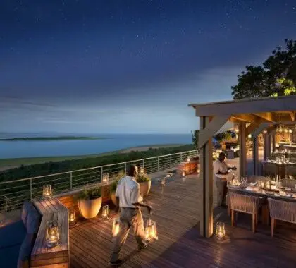 La refinada cena al aire libre de Bumi Hill añade un toque de romanticismo cuando el sol empieza a ocultarse.