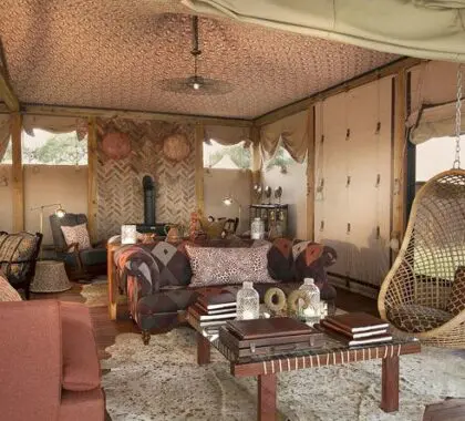 La decoración del Somalisa Tented Camp muestra una época clásica de safari.