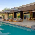 Casa Karula, piscina y cubierta.