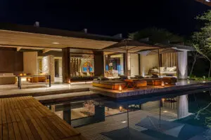 Cubierta de la Casa Karula por la noche.