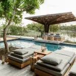 Cubierta de la piscina de Mapogo House.