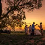 Puesta de sol en un safari.