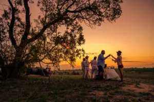 Puesta de sol en un safari.