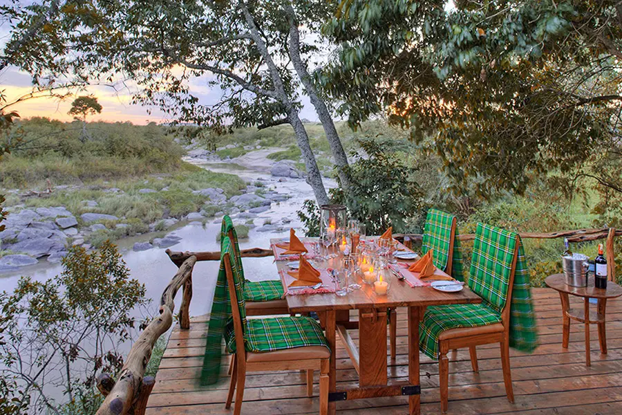 Cena junto al río Talek.