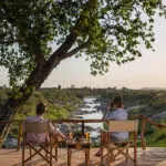 Disfrute de las vistas del río desde el campamento Rekero.