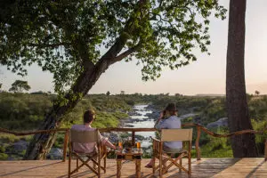 Disfrute de las vistas del río desde el campamento Rekero.