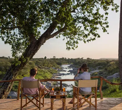 Disfrute de las vistas del río desde el campamento Rekero.