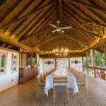 La cubierta del comedor con vistas a la sartén activa. 