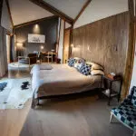 Las habitaciones están bellamente decoradas con muebles contemporáneos.