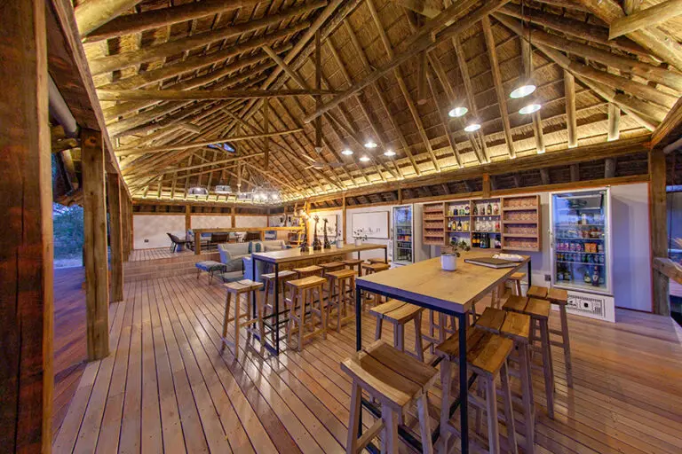 Eat and dine in the guest restaurant bar.
