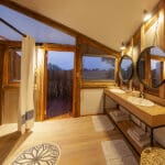 Los cuartos de baño están equipados con inodoros con cisterna, lavabos dobles y duchas.