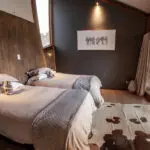 Amplio dormitorio con dos camas.