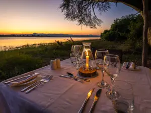 Disfrute de una cena al aire libre junto al río Shire, en el Parque Nacional de Liwonde.