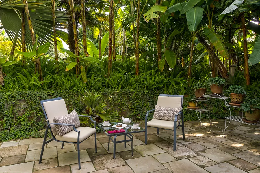Relájese en el salón exterior de su patio privado. 