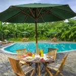 Disfrute de un tranquilo desayuno junto a la piscina de Bishops House.