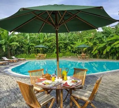 Disfrute de un tranquilo desayuno junto a la piscina de Bishops House.