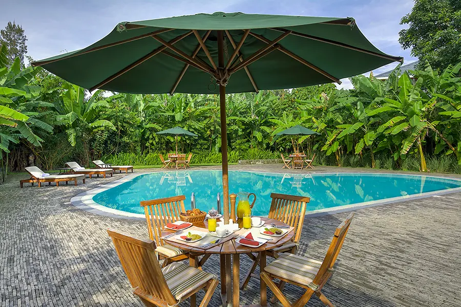 Disfrute de un tranquilo desayuno junto a la piscina de Bishops House.