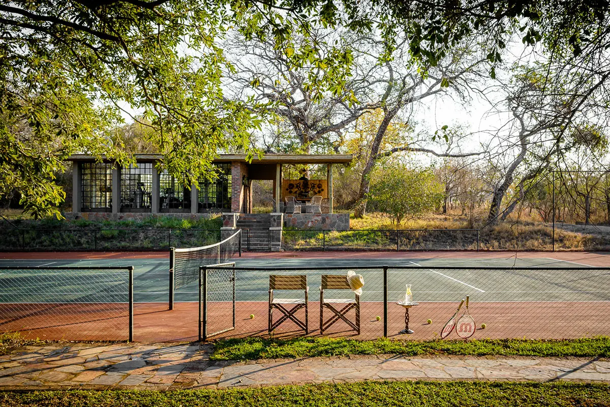 Vista lateral de una pista de tenis en el Parque Nacional Kruger | Go2Africa