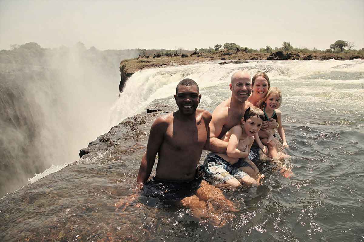 Viajeros de Go2Africa en la Piscina del Diablo, al borde de las cataratas Victoria