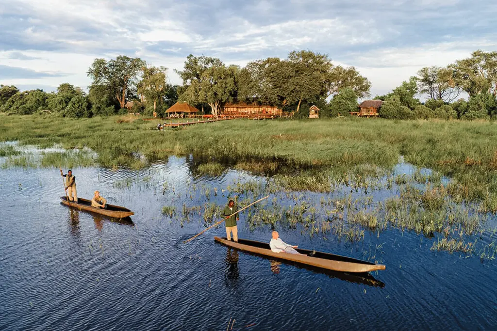 Viajeros de Go2African en mokoros cerca del Mapula Lodge en el delta del Okavango, Botsuana.