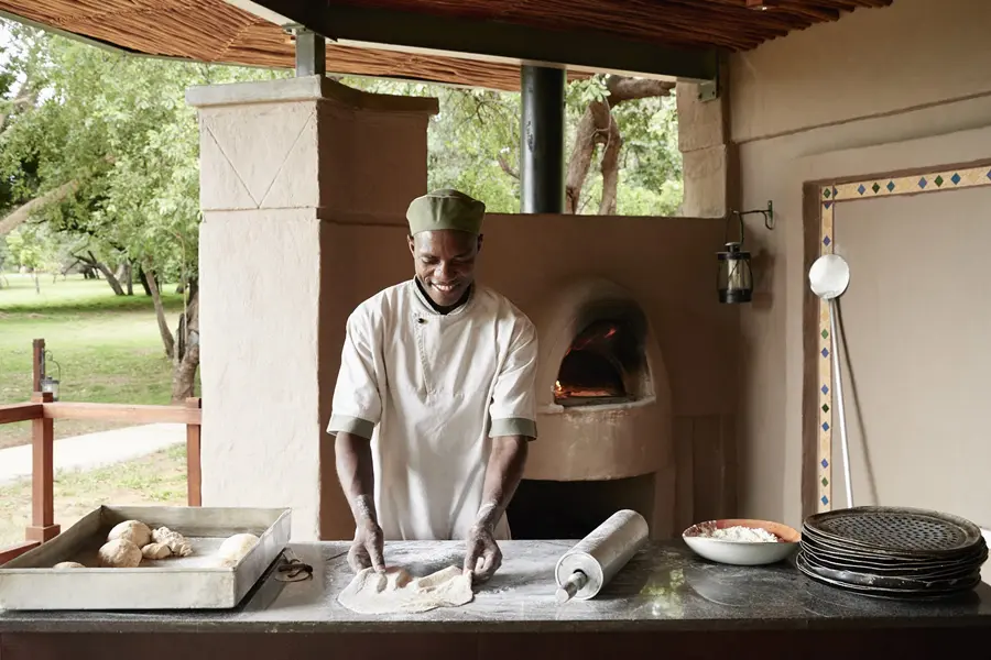 Chef preparando pizza en Sanctuary Chobe Chilwero en Botsuana | Go2Africa