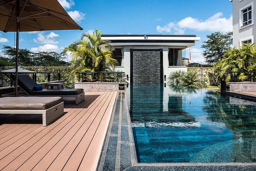 Piscina comunitaria en el Hotel Eka de Nairobi, Kenia.