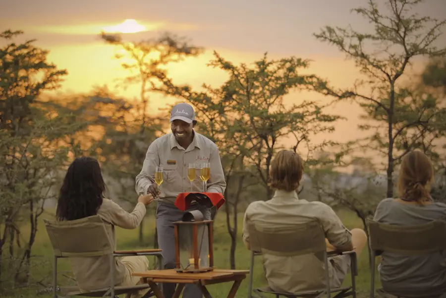 Bebidas al atardecer en el campamento Naboisho de Masai Mara, Kenia | Go2Africa