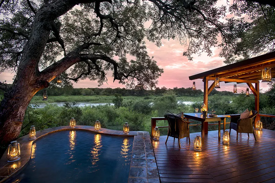 Vista desde la piscina privada del Lion Sands Tinga Lodge en el Parque Nacional Kruger, Sudáfrica.