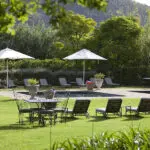 Relájese junto a la piscina en las tierras del vino.