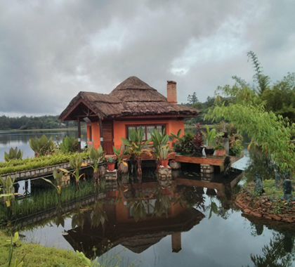 Halfway between North and South of Madagascar, the Lac Hôtel is beautifully located on the shores of Lake Sahambavy.