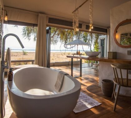 The spacious tents feature indoor lounge areas, small verandas and en suite bathrooms with indoor and outdoor showers. 