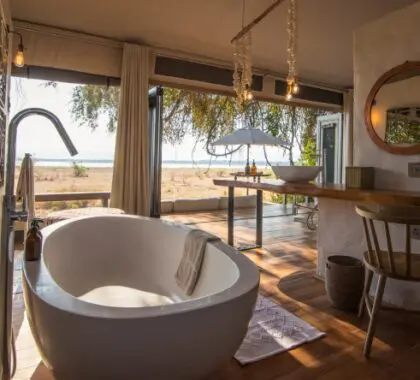 Las espaciosas tiendas cuentan con salones interiores, pequeñas terrazas y cuartos de baño con duchas interiores y exteriores. 