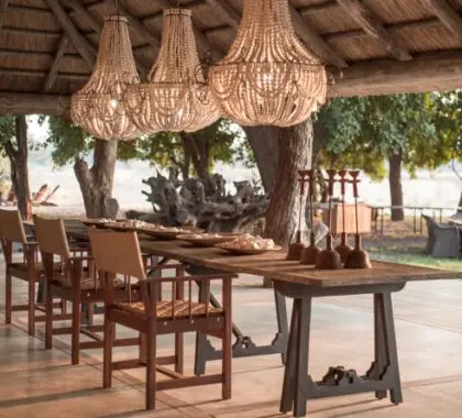 El salón, el comedor y el bar son lugares de hospitalidad y relajación.